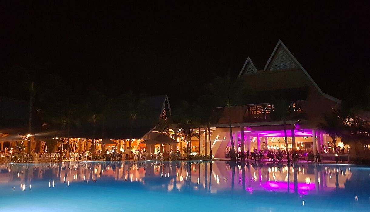 hotel by night Victoria Resort & Spa. 