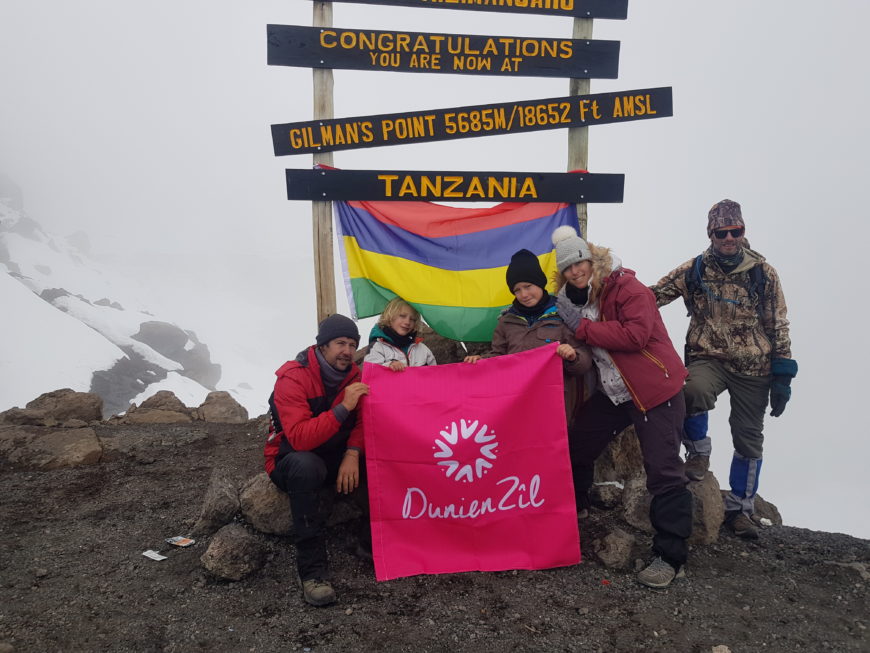 enfants qui ont réussi l'ascension du Kilimanjaro 
